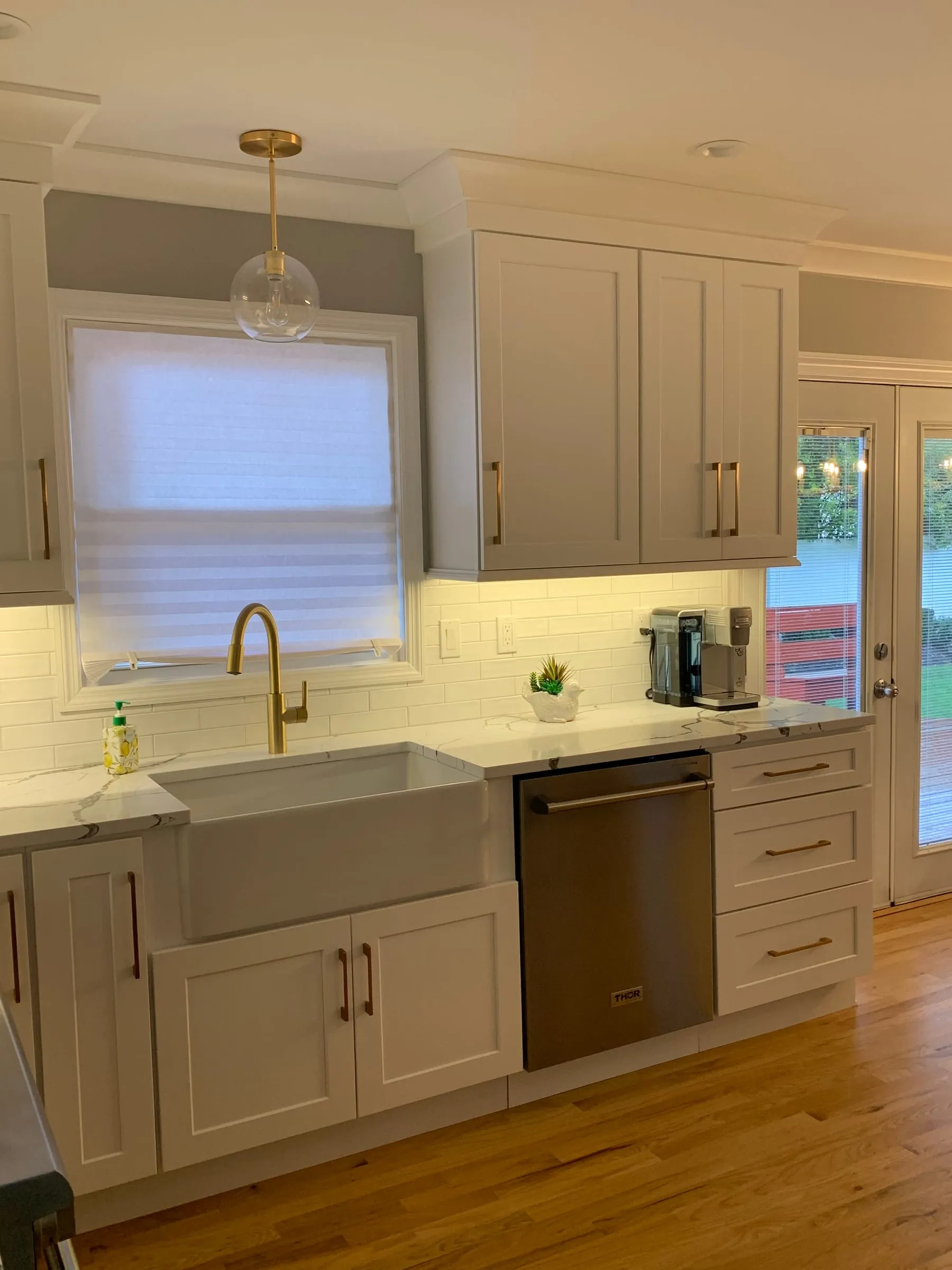 Farmhouse sink, unlacquered brass