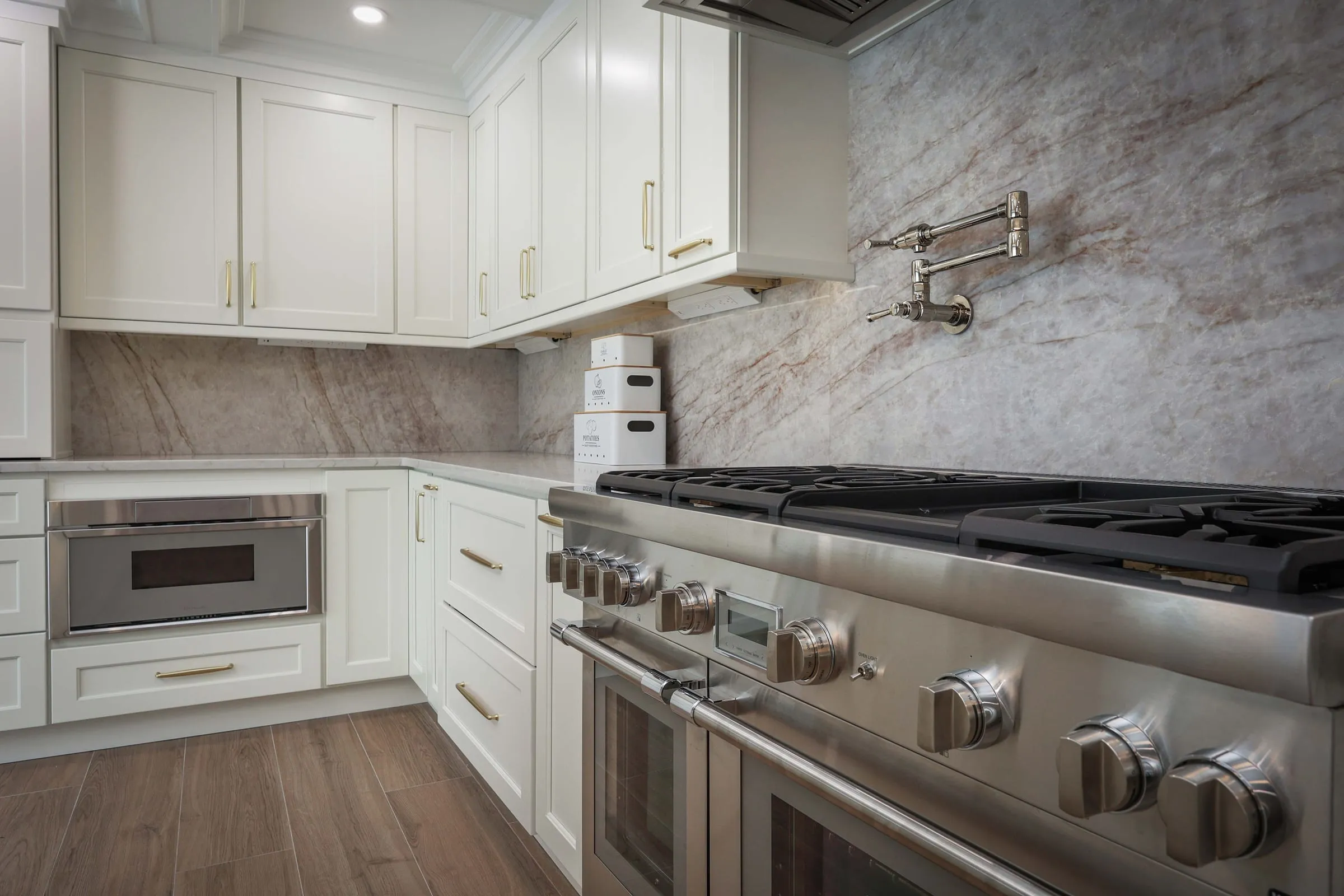 Range wall in quartzite and inset cabinetry
