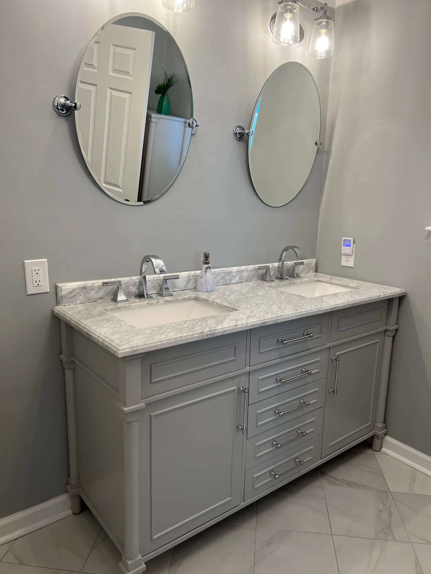 Double vanity in marble
