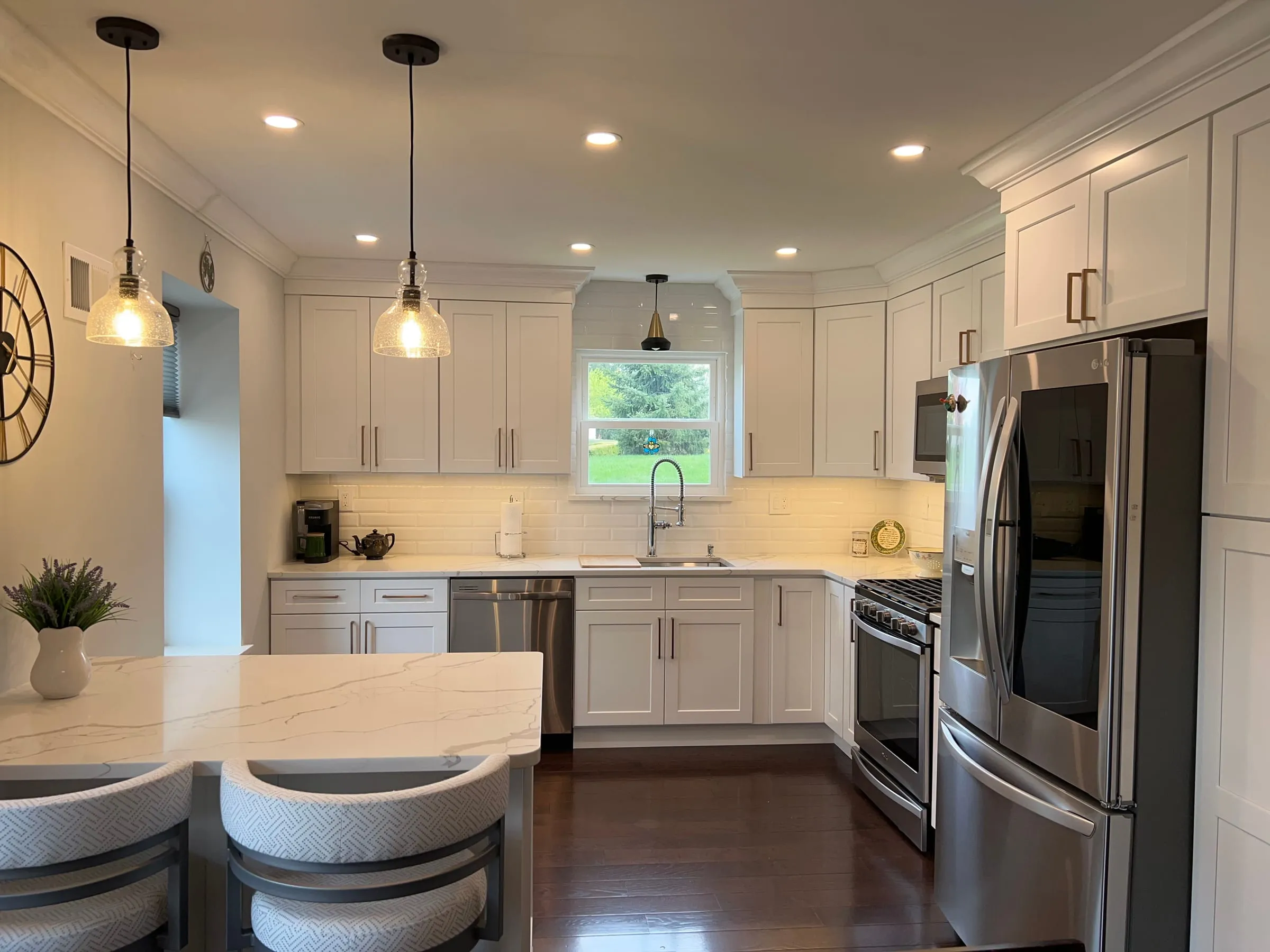 White shaker with a seated island