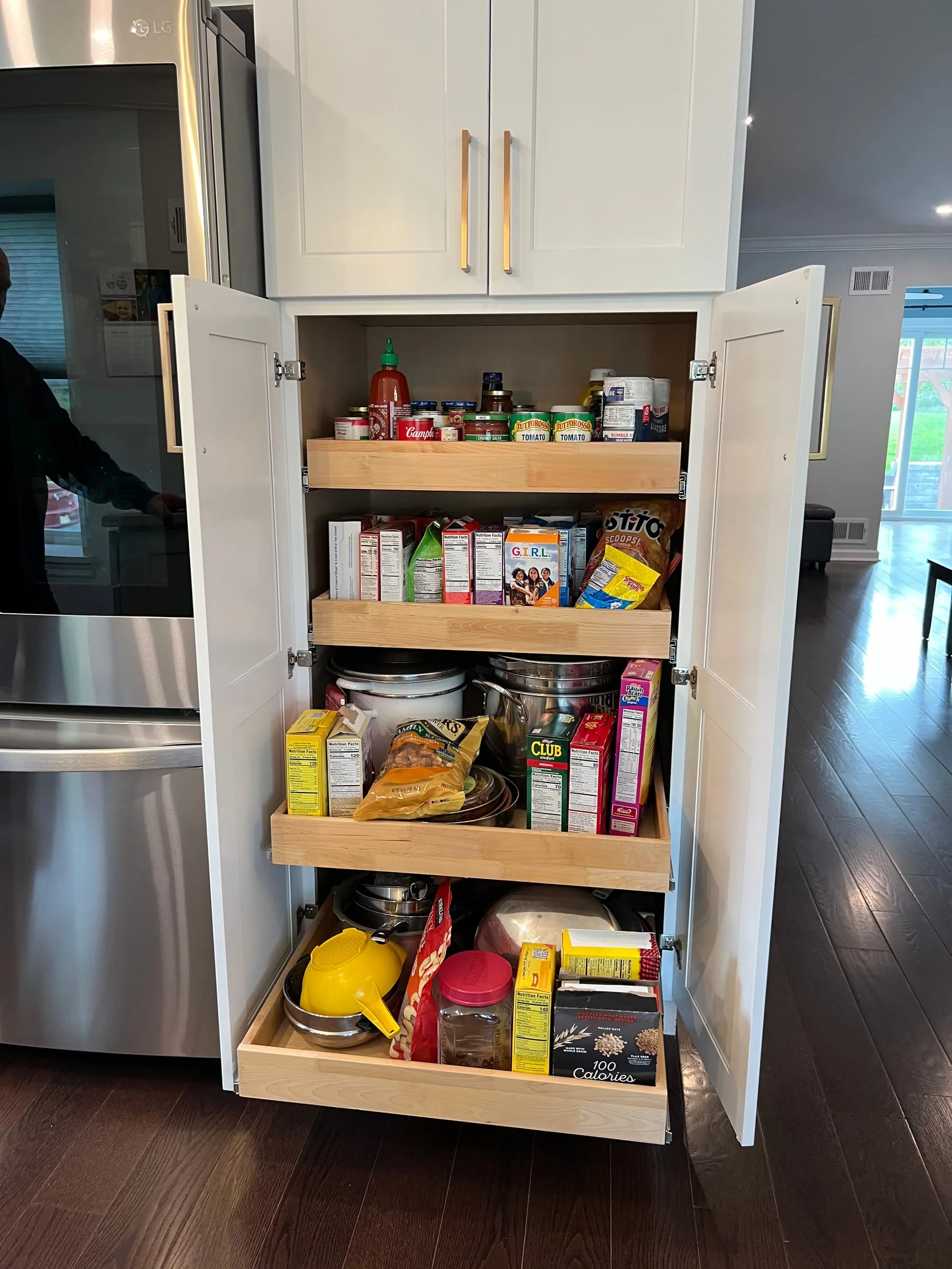Pull-out pantry shelving