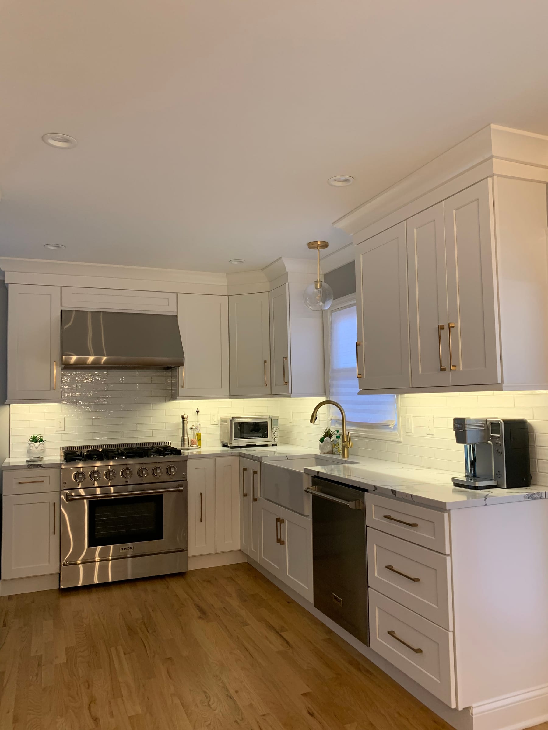 Range wall with a stainless hood and brass fittings